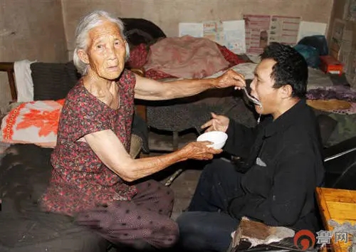 丈夫去世,老母親靠聽覺撿垃圾,也許感動上天,她兒子病情也好轉 丈夫去世,老母親靠聽覺撿垃圾,也許感動上天,她兒子病情也好轉