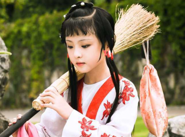 古人誠不欺我！十三四歲便“傾國傾城”，也不是假的