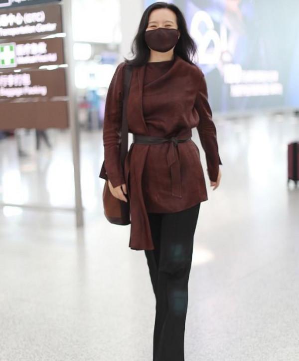 龔琳娜素顏擠羊奶,穿羽絨服運動鞋,典型的老人打扮不像歌唱家 龔琳娜素顏擠羊奶,穿羽絨服運動鞋,典型的老人打扮不像歌唱家