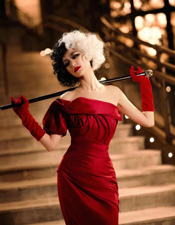 天啊！這是毛曉彤？紅裙優雅復古，妝容跟本人差別好大