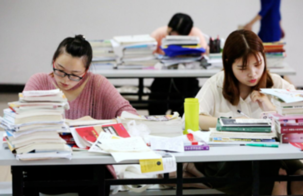 沒錢沒父母幫忙的二本生，卻被全社會嘲笑？普通二本生將何去何從