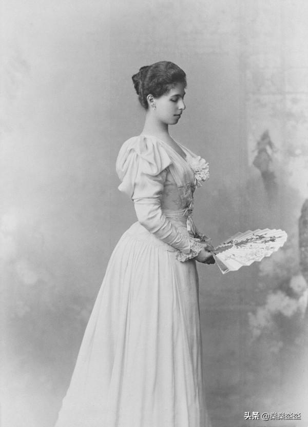 痛恨包辦婚姻想要嫁給愛情，梅麗塔有幸都嘗試了一番，卻鬱鬱而終