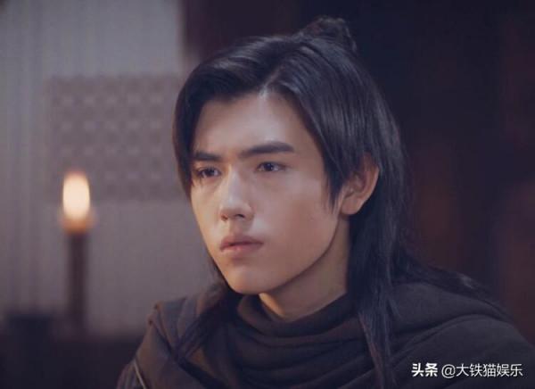 這4位男星，有人認為帥有人認為怪，只因他們笑起來有張&OpenCurlyDoubleQuote;歪嘴&rdquo;