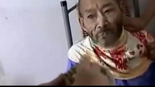 親生女兒嫌70歲老父親又髒又臭讓睡豬圈,結局令人動容 親生女兒嫌70歲老父親又髒又臭讓睡豬圈,結局令人動容