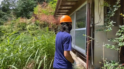 日本大哥花幾萬塊在荒野買了棟房子，居然還附贈小橋河流和瀑布？