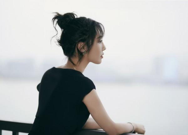 白百何真會“裝”僅僅是剪了個空氣劉海，一下就嫩回了18歲