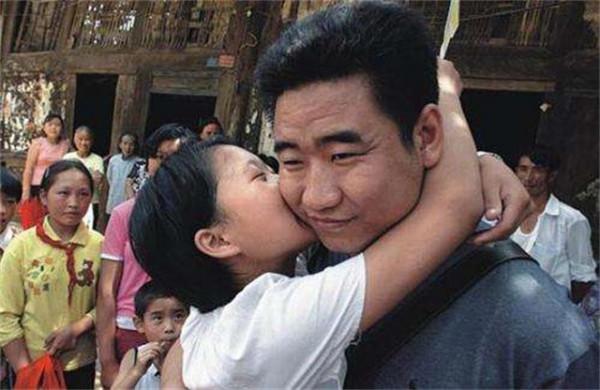 “深圳玫瑰”邢丹葬禮：與老公叢飛合葬，五歲女兒痛哭，千人送別