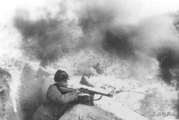 志願軍手握美式火箭筒，很振奮：不用扛炸藥包也能炸坦克了