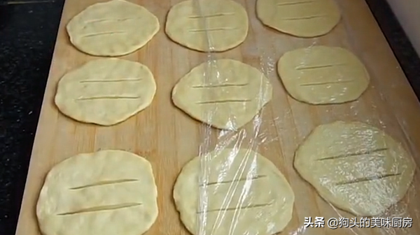 1碗麵粉1個雞蛋能做的油餅,外皮酥脆,內部蓬鬆,比油條還好吃 1碗麵粉1個雞蛋能做的油餅,外皮酥脆,內部蓬鬆,比油條還好吃