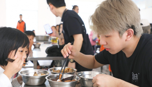 變形計暴躁農村女孩：被親媽拋棄，被城市哥哥當親妹妹，寵成公主