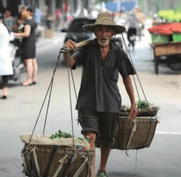 街上的老男孩- 小鎮上的人(鎮鎮護法) 街上的老男孩- 小鎮上的人(鎮鎮護法)