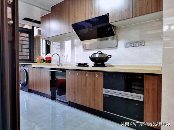 前衛的現代風格平層，多彩的客廳盡顯浪漫的氣質