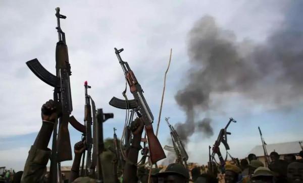 子彈耗盡,可以撿起敵人的槍繼續戰鬥嗎?老兵忠告:不怕死就行 子彈耗盡,可以撿起敵人的槍繼續戰鬥嗎?老兵忠告:不怕死就行