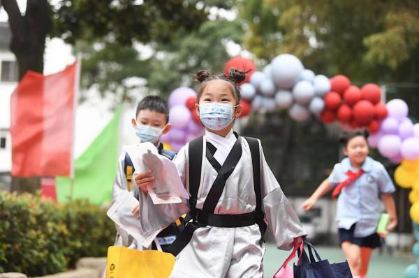 民生粥|颱風走了,中秋來了,孩子們輕裝回歸校園 民生粥|颱風走了,中秋來了,孩子們輕裝回歸校園