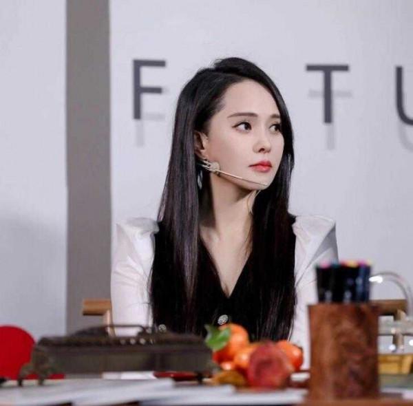 “伊能靜”也太會保養了，穿拼接西裝裙端莊優雅，哪像53歲