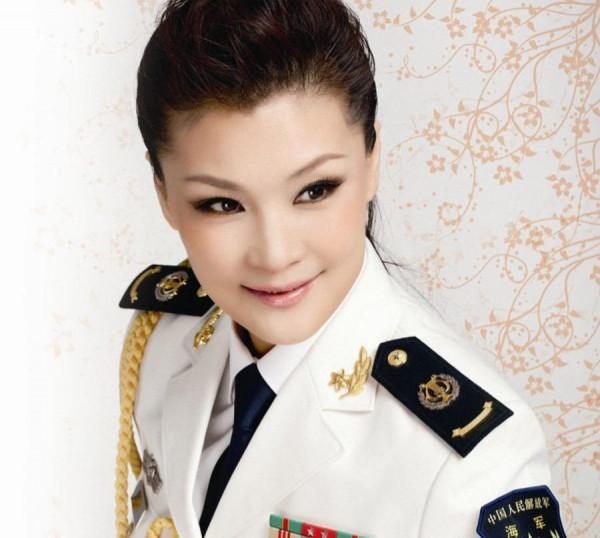 範琳琳:28歲嫁恩師,對母親有虧欠,兩枚軍功章陪伴去世父母 範琳琳:28歲嫁恩師,對母親有虧欠,兩枚軍功章陪伴去世父母