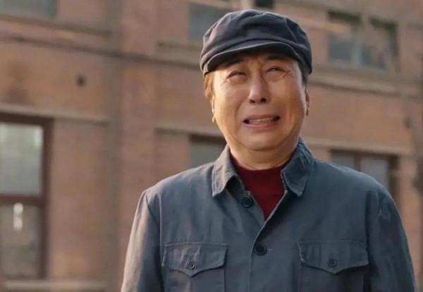 64歲馮鞏：26歲娶初戀，攜手38年，47歲被敲詐，兒子創業當老闆