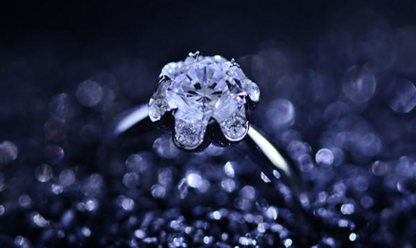 情侶戒指戴法有講究嗎?聖誕節可不可以送?送什麼樣的好? 情侶戒指戴法有講究嗎?聖誕節可不可以送?送什麼樣的好?