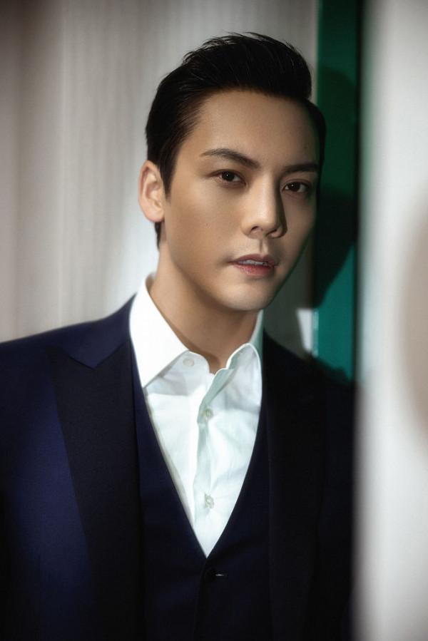 陳偉霆深藍色西服套裝顯沉穩氣質 眼神深邃盡顯優雅貴氣十足 陳偉霆深藍色西服套裝顯沉穩氣質 眼神深邃盡顯優雅貴氣十足