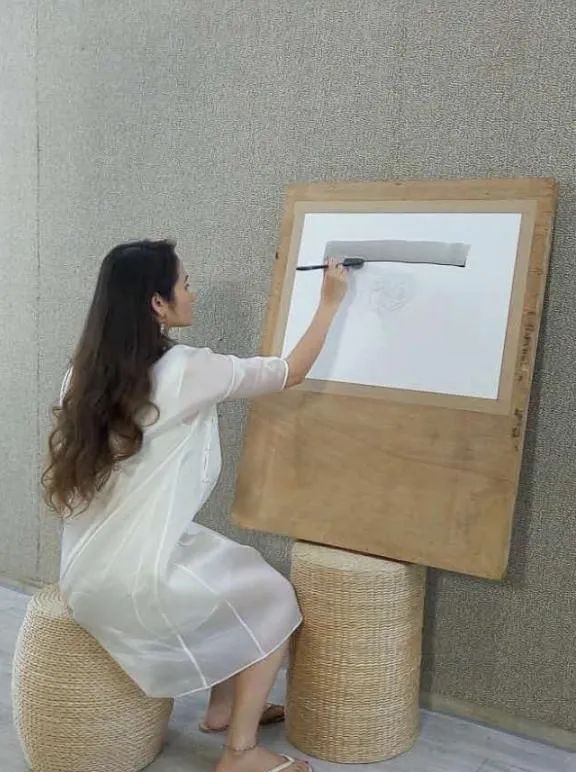 才貌雙全女畫家,她的畫總讓人忍不住想要放大來看... 才貌雙全女畫家,她的畫總讓人忍不住想要放大來看...