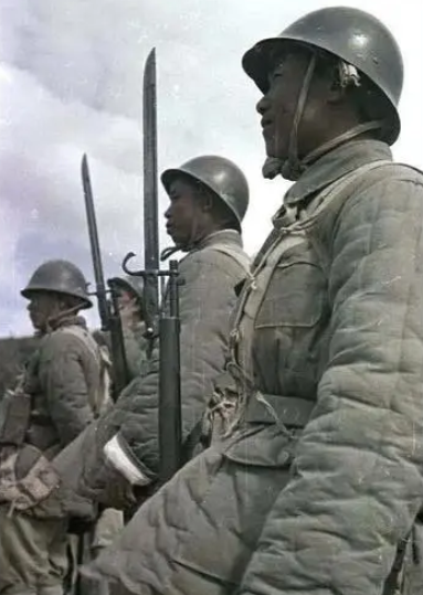 黃克誠率一個師到東北，杜聿明看不上，參謀：他們這個師有三萬人