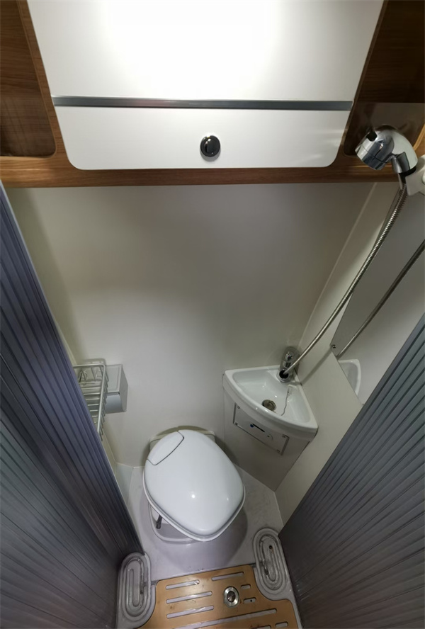 金冠賓歌B900上汽大通V90B型,後橫床佈局滿足四人旅居需求 金冠賓歌B900上汽大通V90B型,後橫床佈局滿足四人旅居需求