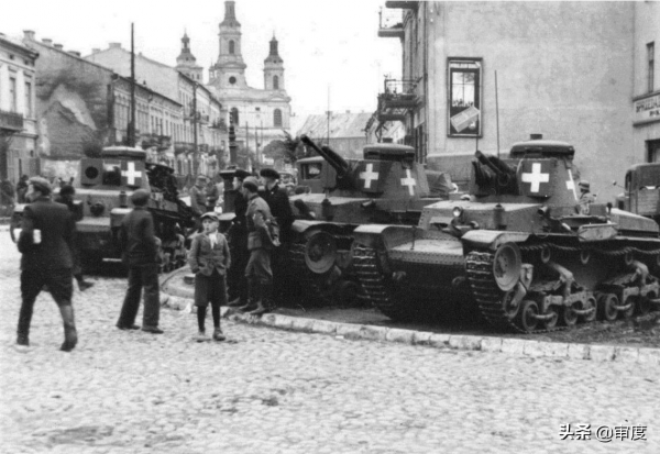 前蘇軍政委跑到鄰國開掛：把政敵活著扔進火爐，不料自己下場更慘