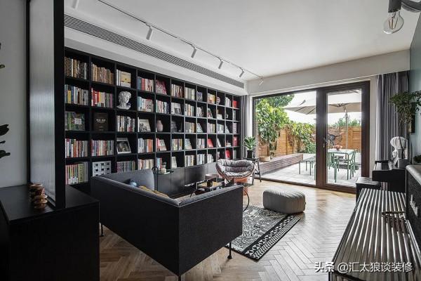 70㎡，有圖書館有咖啡角還有小花園，若有這樣一個家，還要啥別墅