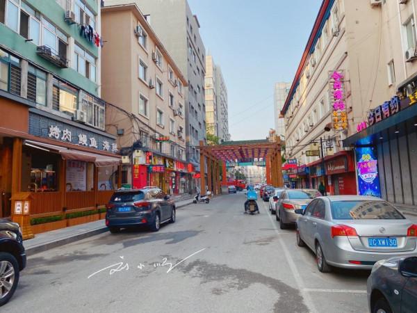 遼寧丹東有一條“高麗街”，距離火車站很近，遊客感覺像到了韓國