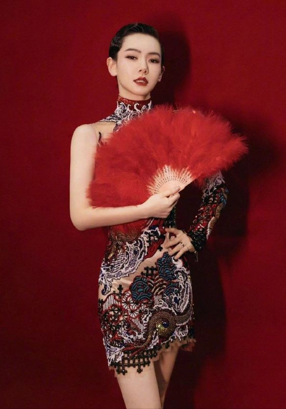 戚薇咋這麼網紅風了！穿中國風刺繡裙撞衫鍾楚曦，氣場居然被碾壓