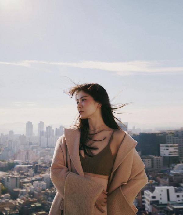 宋慧喬真是小個子穿搭“標杆”，穿波點連衣裙甜美溫柔，高階優雅