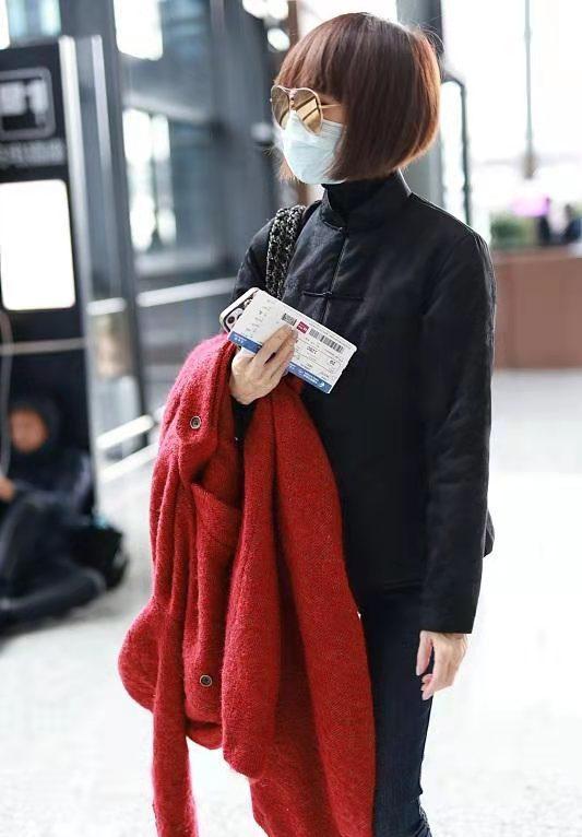 魯豫真不能再瘦了,穿棉服依舊像紙片,罕見穿唐裝一點不富態 魯豫真不能再瘦了,穿棉服依舊像紙片,罕見穿唐裝一點不富態