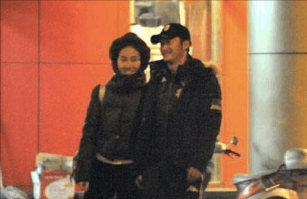 吳京200億登頂國內票房，曾嫌他賺不到500萬的初戀，如今過得咋樣