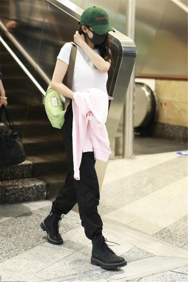 楊冪也太瘦了，白T恤配工裝褲輕鬆凹出“小蠻腰”，身材好真任性