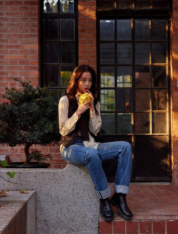 如何穿出少女感？歐陽娜娜完美示範，白色紗裙宛如花仙子