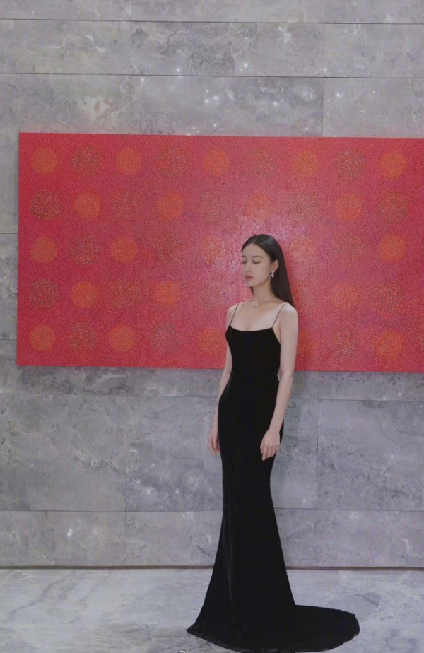 倪妮、文佳煐PK魔鬼身材,同穿吊帶裙韻味不同,基礎款穿出高階感 倪妮、文佳煐PK魔鬼身材,同穿吊帶裙韻味不同,基礎款穿出高階感