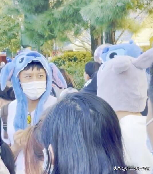 網友偶遇鄧超孫儷鹿晗陳赫同遊迪士尼,感覺娘娘更像是外來戶 網友偶遇鄧超孫儷鹿晗陳赫同遊迪士尼,感覺娘娘更像是外來戶