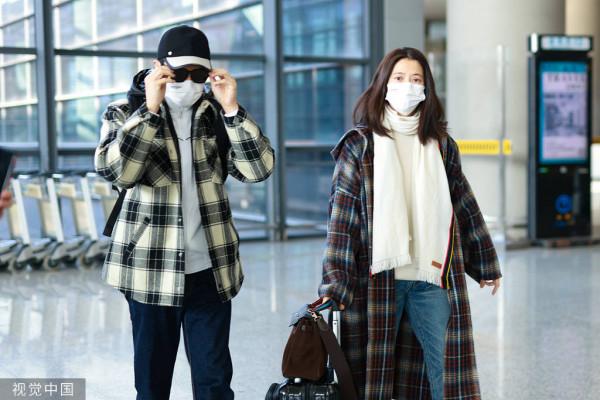 袁詠儀張智霖穿情侶裝出行 相互交談恩愛滿滿