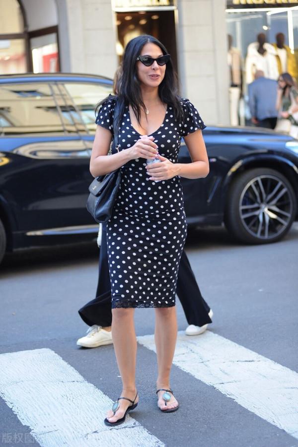 莫蘭阿提亞斯：一襲吊帶彩色裙，撩眼奪目