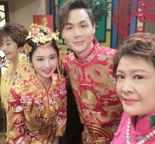 廣東“巨星”康天庥眼光毒辣,現實中老婆美豔還旺夫,不輸羅飛雁 廣東“巨星”康天庥眼光毒辣,現實中老婆美豔還旺夫,不輸羅飛雁