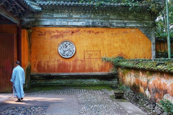浙江一座寺廟，幾元一餐素齋，幾十塊一晚住宿，卻是一個五A景區