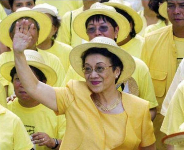 菲律賓女總統阿基諾夫人:自稱中國人,多次回國尋根,並以此為豪 菲律賓女總統阿基諾夫人:自稱中國人,多次回國尋根,並以此為豪