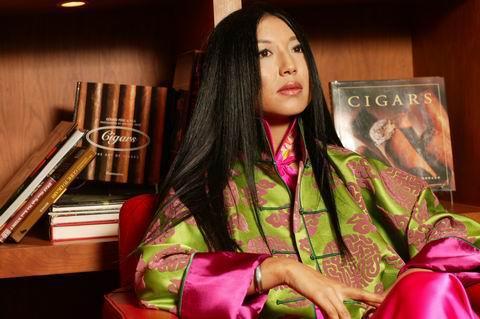 楊二車娜姆：和外交官相戀7年，成名後為母親蓋房，56歲未婚無子