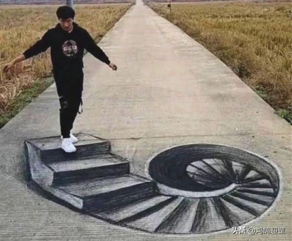 農村小夥酷愛繪畫，在公路上畫出3D畫神似路障，嚇得別人不敢走