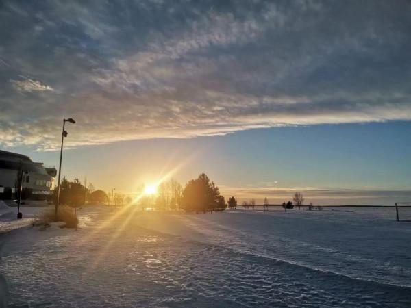 冬天海邊的太陽在雪的映襯下更漂亮了