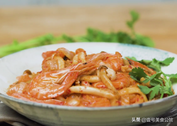 韓式風味的辣白菜燴大蝦,搭配菌菇一起炒,鮮香營養,家人都愛吃 韓式風味的辣白菜燴大蝦,搭配菌菇一起炒,鮮香營養,家人都愛吃