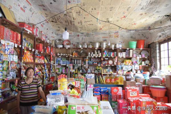 河南大叔供銷社裡賣貨55年，一擔兩筐走遍全鄉，商店模樣70年沒改