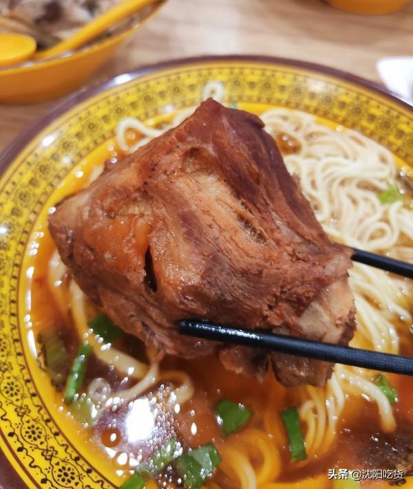 大肉面大骨面煮雞架,賣相好,價格廉,可我吃著不香啊 大肉面大骨面煮雞架,賣相好,價格廉,可我吃著不香啊