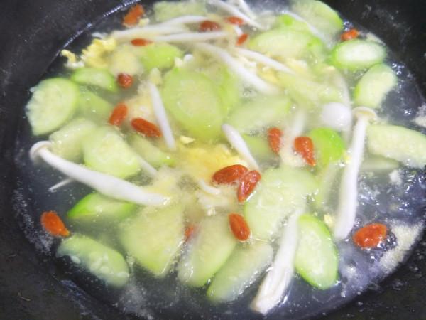 熬絲瓜湯，怎樣才能翠綠鮮香，牢記2個小妙招，絲瓜湯新鮮美味