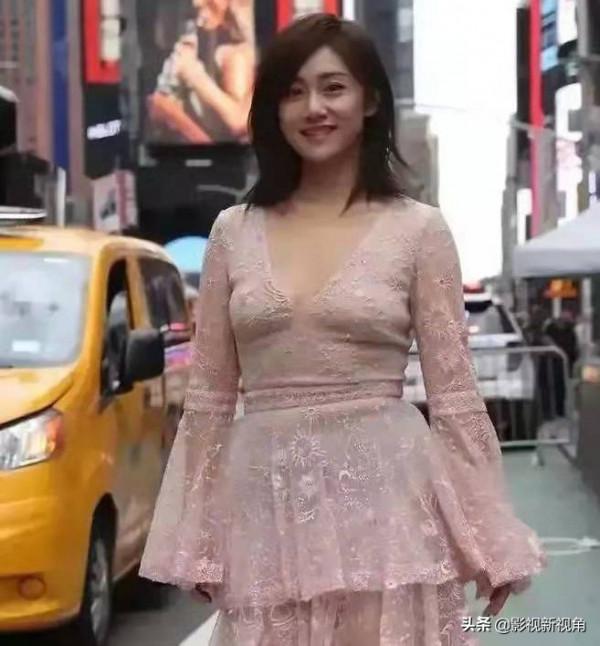 劉芸早期街拍照被翻出，穿粉色長裙搭配銀色高跟鞋，少女感十足